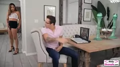 Redă Paradis găsit: Tgirl cu sâni mici este alezată anal în acțiune transexuală hardcore