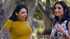 Jouer La plantureuse Silvia Saige et Ivy Lebelle lors d'une séance de massage lesbien, de ciseaux et de doigté