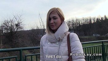 Odtwórz Czeska studentka siała spustoszenie, gdy wkłada usta do swojego penisa