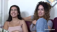 Riproduci Candella e Luna si godono una cavalcata lesbica selvaggia con un dildo a doppia estremità a pecorina