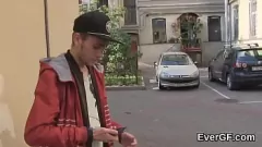 Reproduzir Um amante skint permite que seu companheiro Foxy monte seu companheiro por dinheiro neste trio hardcore