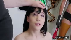 Abspielen Die temperamentvolle Teenagerin lässt sich in einer Hardcore-Anal-Anal-Therapie mit intensivem BDSM und leidenschaftlichem Arschlecken ihr enges Arschloch verwüsten