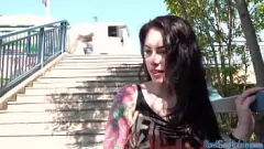 Reproduzir Sedutora gótica fofa dá um boquete incrível em público por dinheiro - Closeup POV Action