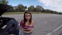 Redă Amator curbat cu sâni mari face o muie hardcore pe scaunul din față în timp ce este blocat în trafic