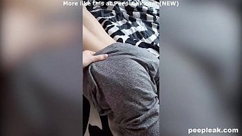 Abspielen Sie wacht mit ihrer Stiefschwester über ihm auf und bittet seinen Schwanz, sie zu lecken