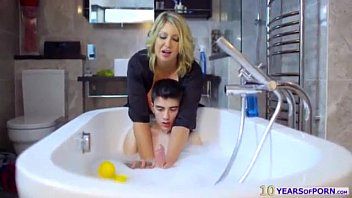 Odtwórz Dwarf kurwa kurwa porno wanna jest dojrzałą blondynką