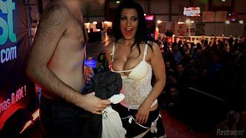 play Futai cu o actrita xxx care face sex in multime