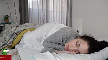 play Il abuse de sa belle-fille quand elle dort et lui tire dessus