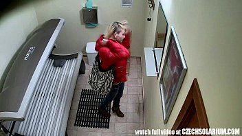 Redă Face sex la solar cu un tip care pare a fi seful locacalui