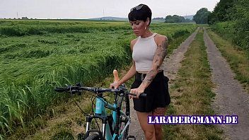Abspielen Die reife Landschlampe hat Sex mit einem am Fahrrad befestigten Vibrator