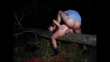 Afspelen Neuken in het bos met een goede sex bitch