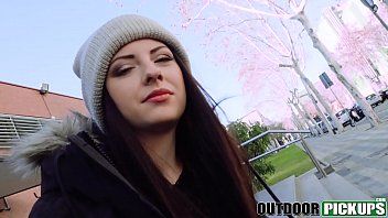 Reproducir Aquí te explicamos cómo follar a una chica en público