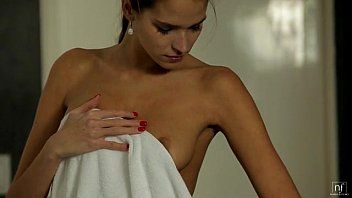 play Silvia sits in the tub full of water and rubs her pussy