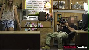 play Er stiehlt aus dem Laden und gibt einen Blowjob, damit er ihn nicht der Polizei gibt