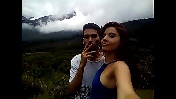 Jouer Sexe dans la tente avec son mari baise sa femme au sommet de la montagne
