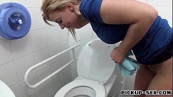play Nach ututa blond saugen Schwanz und Sperma aus der Toilette spucken