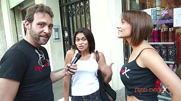Redă Le ia un interviu acasa la ele si le dezbraca in pielea dezbracata