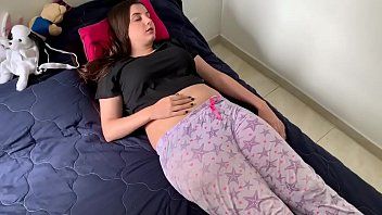 play Vídeos de sexo con una morena follada mientras duerme