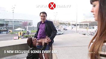 Abspielen Fernsehreporter wird vom Schwanz eines Mädchens und sexy Sex gelutscht