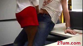 Reproduzir Ele filma sua secretária com uma saia vermelha quando ele fode com ela e então a chantageia para fazer o que ele quer.