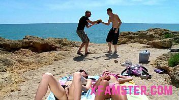 Redă Un grasan face sex pe nisip cu o adolescenta de 19 ani xnxx