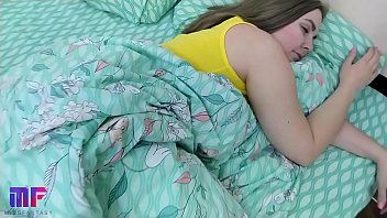 Abspielen Die junge Dame mit den harten Titten nimmt den Schwanz in ihrer Muschi hart von ihrem wundervollen Ehemann