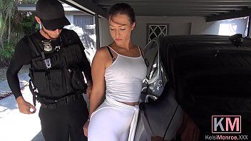 play Pris de la ceinture fouettée par le policier et baisée dans un parking
