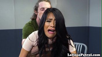 تشغيل بزاز كبيرة وحلمات ممتازة يمارسون الجنس في فيلا رئيسها xnxx