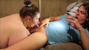play Die Rumänin saugt ihren festen Liebhaber gut in den Arsch und gibt ihm einen guten Blowjob