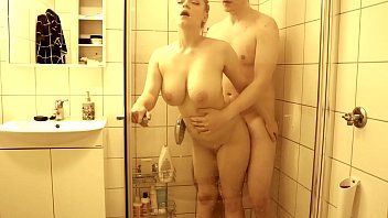 Afspelen Ze wordt gefilmd onder de douche terwijl ze wordt geneukt
