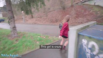 play Xnxx في الأماكن العامة مع كس متصدع الأكثر جاذبية لمدة 20 عامًا