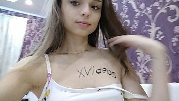 play Une ado sexy écrit Xvideos sur ses seins pour vérifier son compte