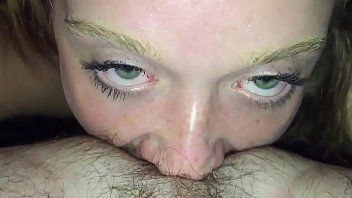 play Profissional faz sexo oral com língua no saco e depois fode a bucetinha