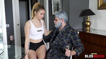 play Adolescente rubia tiene sexo con un mojeag