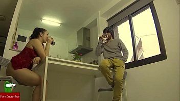 play Deve leccarlo nella sua fica per fare sesso con lui