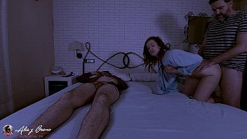 تشغيل الزوجة تنام والحبيب يمارس الجنس مع مراهق مقرن