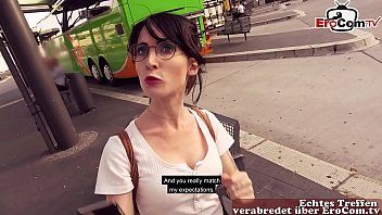 play Dünne Schlampe bläst und hat Sex in der Veröffentlichung