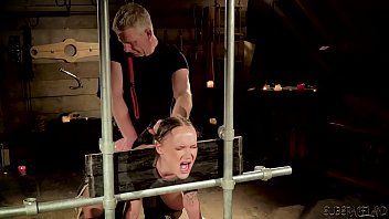 play Sexe dans la baignoire avec un couple d'adolescents le faisant dans toutes les positions