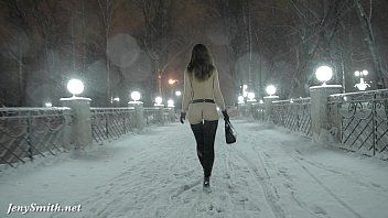 play Amateurpornofilms van brunette Roemenië penetreerden in de sneeuw op de vorst