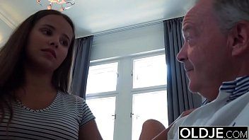 play Film xxx cu cea mai batrana fata din lume ce face sex pe jos cu un tanar