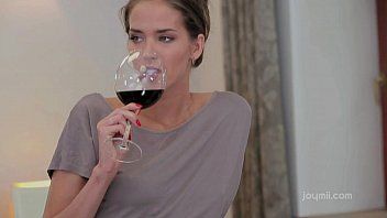 play Nachdem er ein Glas Wein getrunken hat, fühlt er sich wie xxx