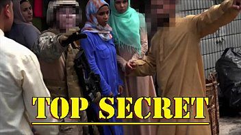 play Amerikanischer Soldat dringt mit rosa Frauen in gefangene Araber ein