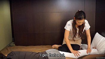 play Asiatische Masseurin wendet sinnliche Therapie für den reichen Kunden an