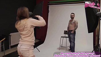 play Der Fotograf penetriert einen Mann mit einer Erektion bei einer Nacktsession