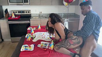 play Xxx-Film zu ihrem Geburtstag mit ihrem unersättlichen Muschi-Ehemann
