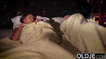 تشغيل رجل ناضج يخترق شقراء شابة على الأريكة