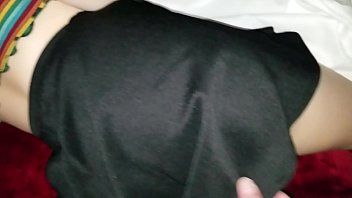 Abspielen Perverser Mann befriedigt seine xxxualen Wünsche mit einem Schulmädchen